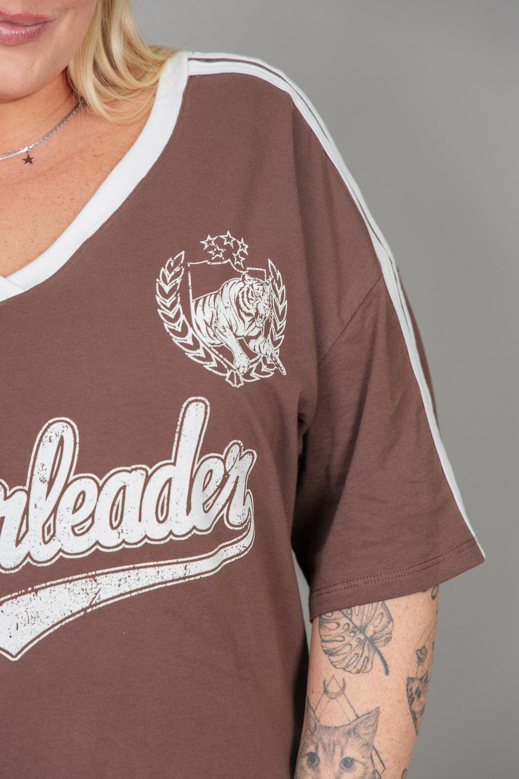 CAMISETA DECOTE V VINTAGE MARROM CHEERLEADER CAMISETA DECOTE V VINTAGE MARROM CHEERLEADER