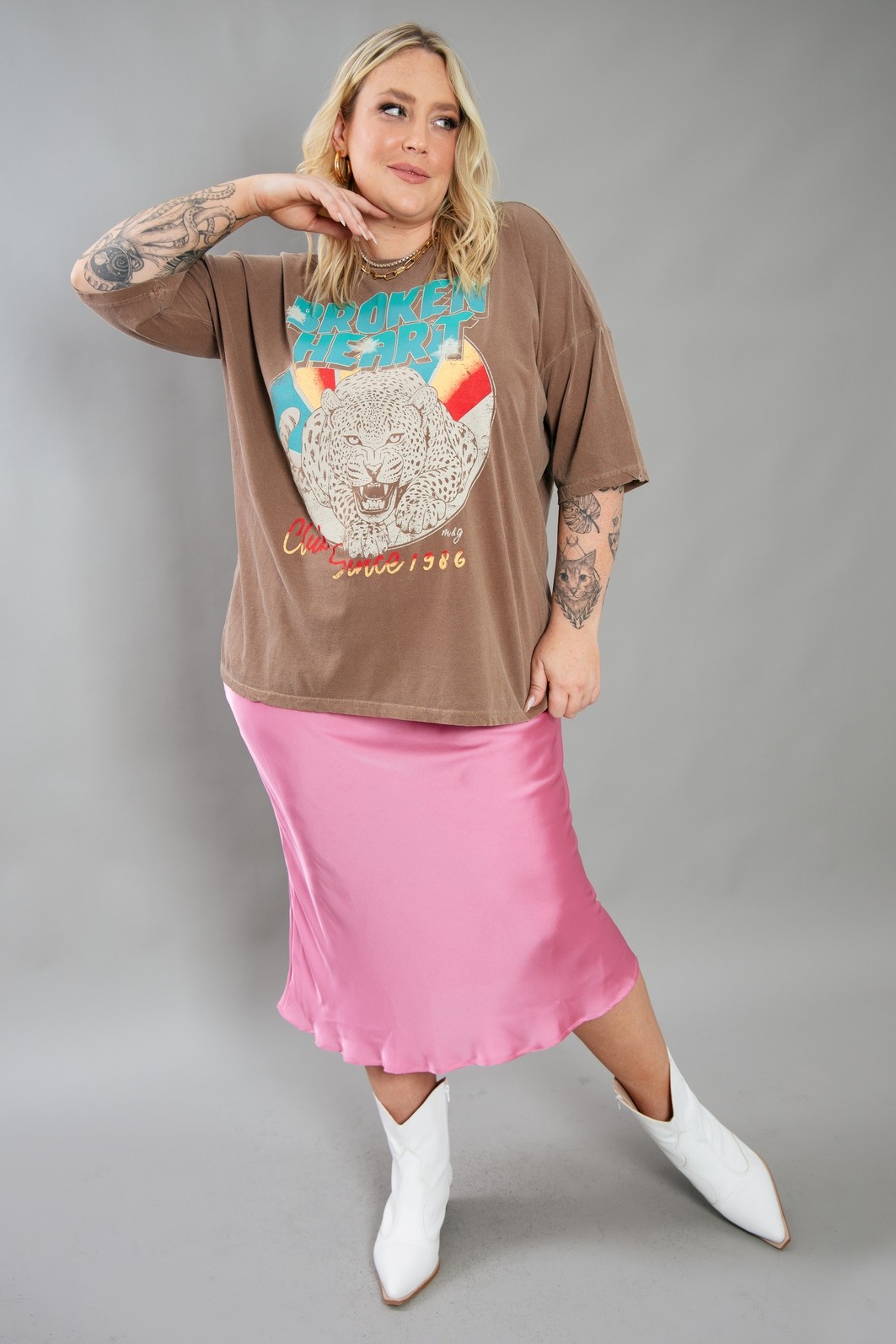 CAMISETA  T-SHIRT OVERSIZED MARROM BROKEN HEART