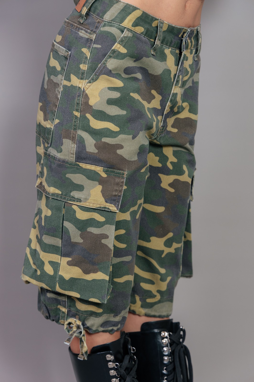 BERMUDA CARGO MILITAR CINTURA MÉDIA CAMUFLADA BERMUDA CARGO MILITAR CINTURA MÉDIA CAMUFLADA
