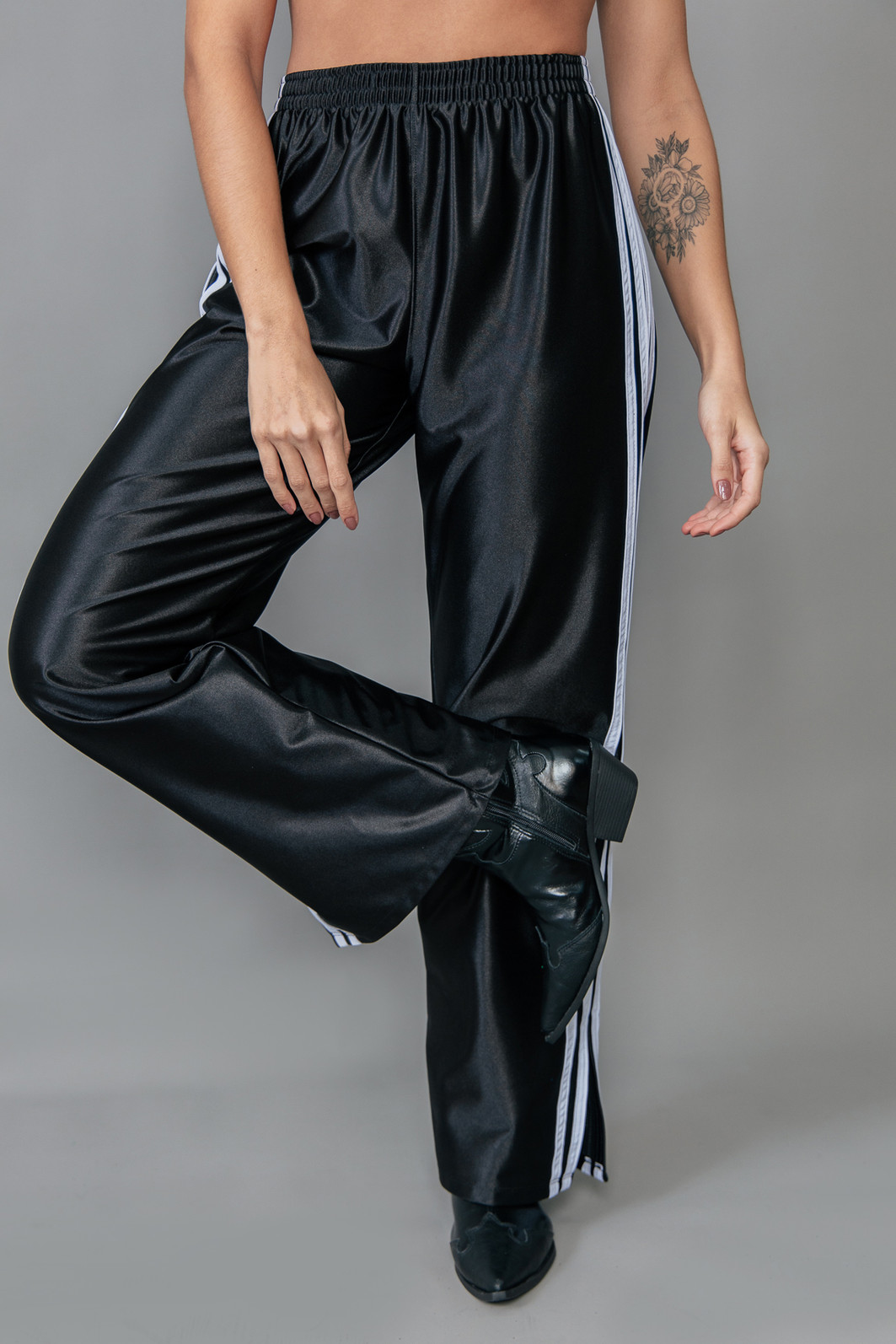 CALÇA SPORT PRETA COM LISTRAS