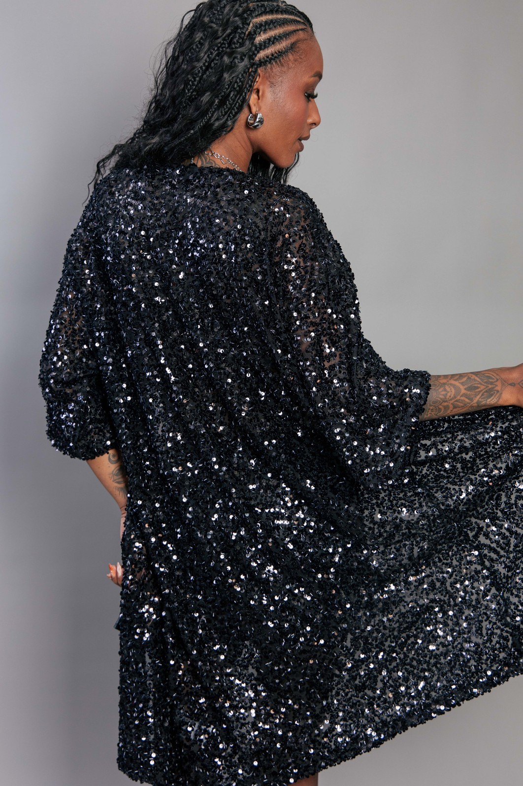 KIMONO ALONGADO DE PAETÊ COM CANUTILHO PRETO KIMONO ALONGADO DE PAETÊ COM CANUTILHO PRETO