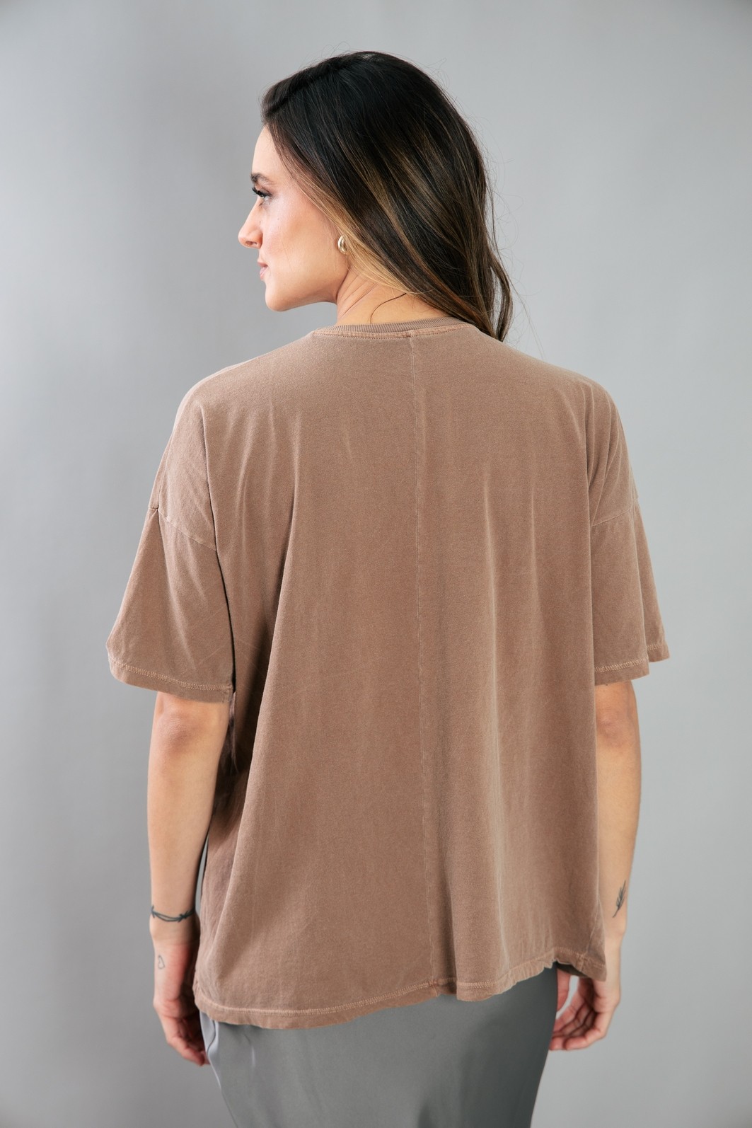 CAMISETA  T-SHIRT OVERSIZED MARROM BROKEN HEART