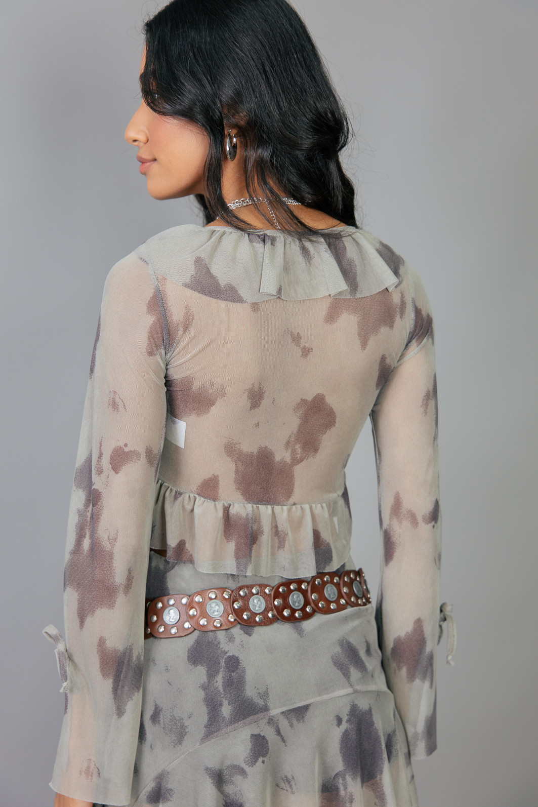 BLUSA CROPPED DE TULE ESTAMPADO  MANGA LONGA COM PONTAS E BABADOS