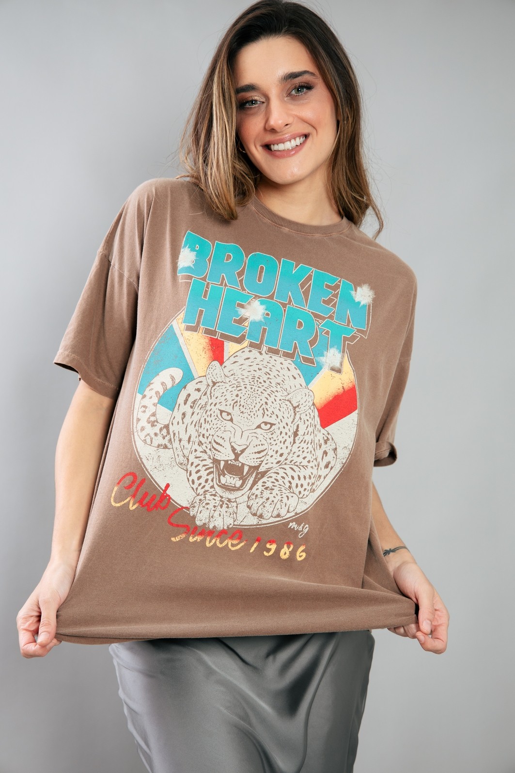 CAMISETA  T-SHIRT OVERSIZED MARROM BROKEN HEART