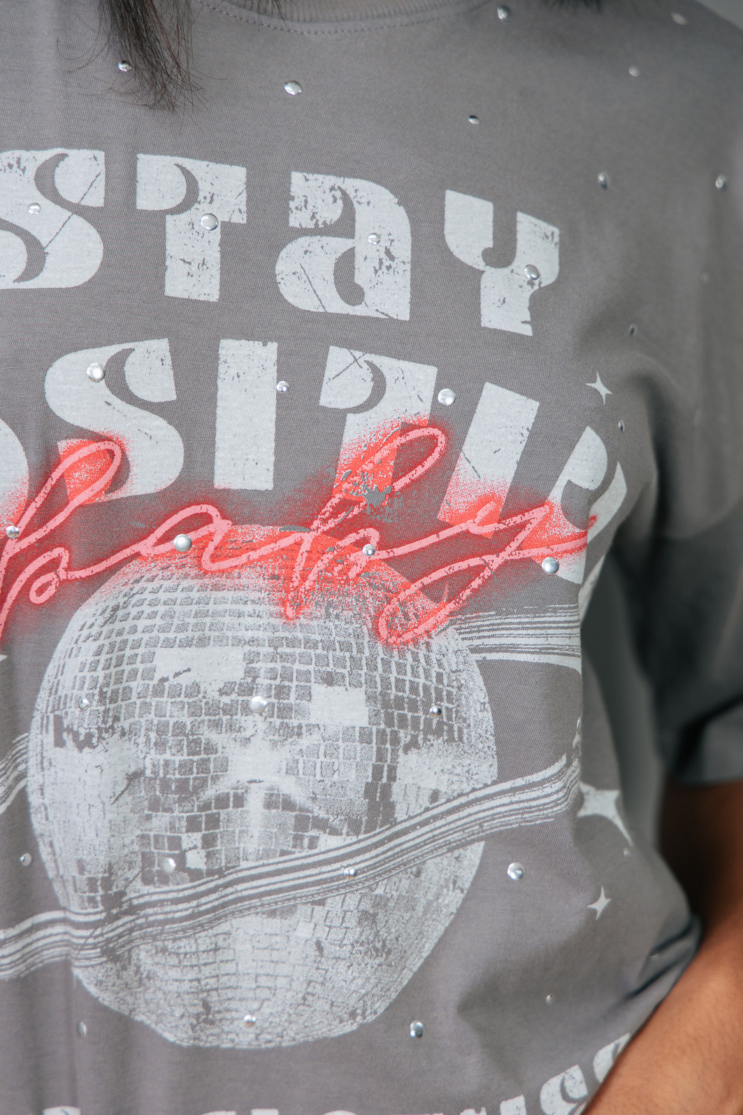 T-SHIRT VINTAGE CINZA COM APLIQUE DE TACHAS