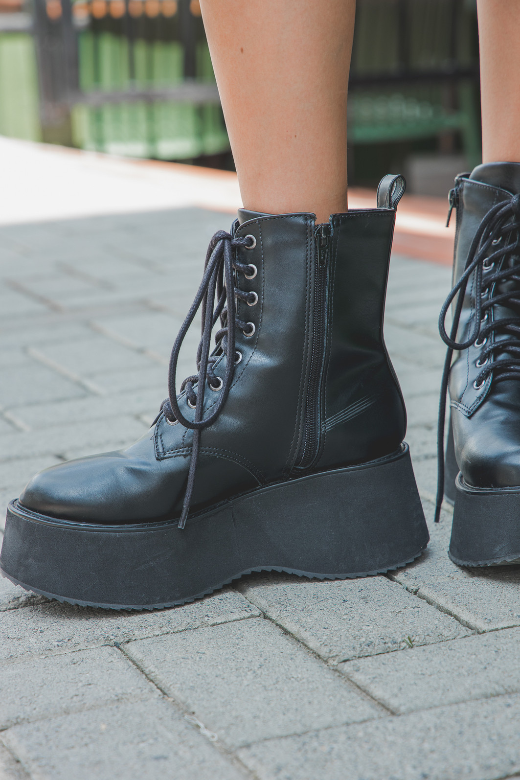 COTURNO PLATAFORMA COM CADARÇO PRETO