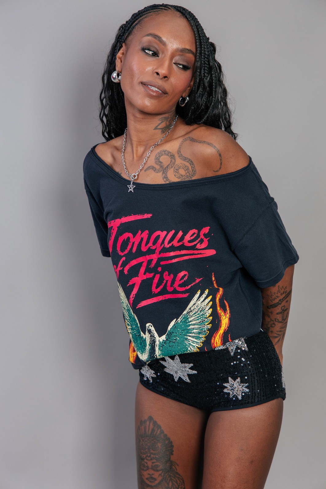 CAMISETA T-SHIRT OFF THE SHOULDER CHUMBO TONGUES CAMISETA T-SHIRT OFF THE SHOULDER CHUMBO TONGUES