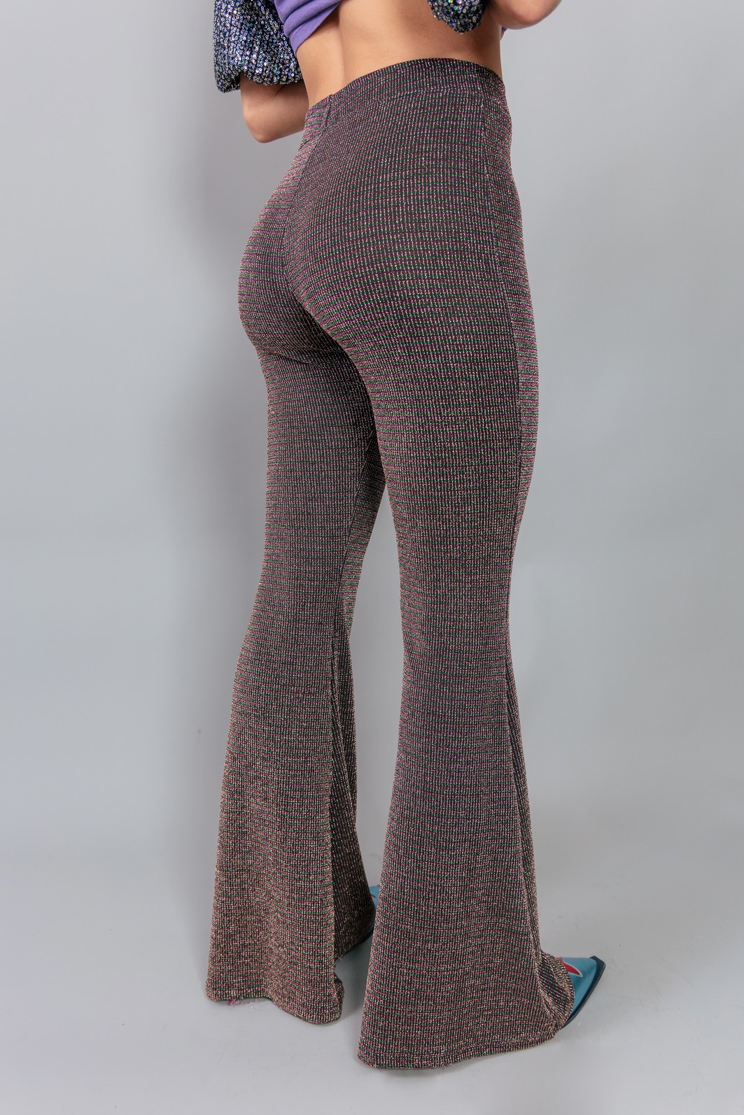 CALÇA FLARE CINTURA ALTA PRETA COM LUREX MULTICOLORIDO CALÇA FLARE CINTURA ALTA PRETA COM LUREX MULTICOLORIDO