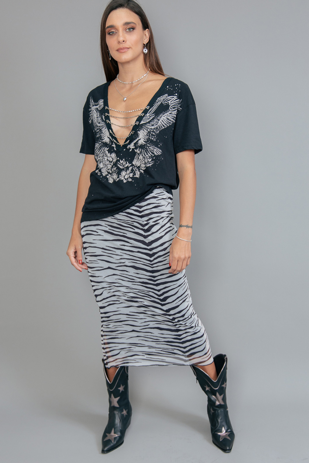 T-SHIRT VINTAGE PRETA DECOTE V COM CORRENTES EAGLE T-SHIRT VINTAGE PRETA DECOTE V COM CORRENTES EAGLE