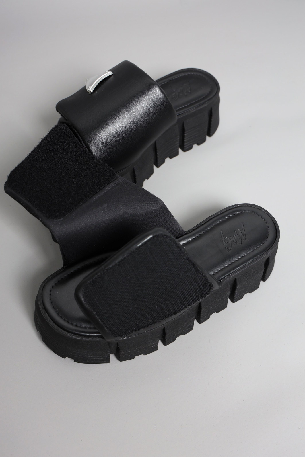 TAMANCO DE PLATAFORMA PRETO COM VELCRO