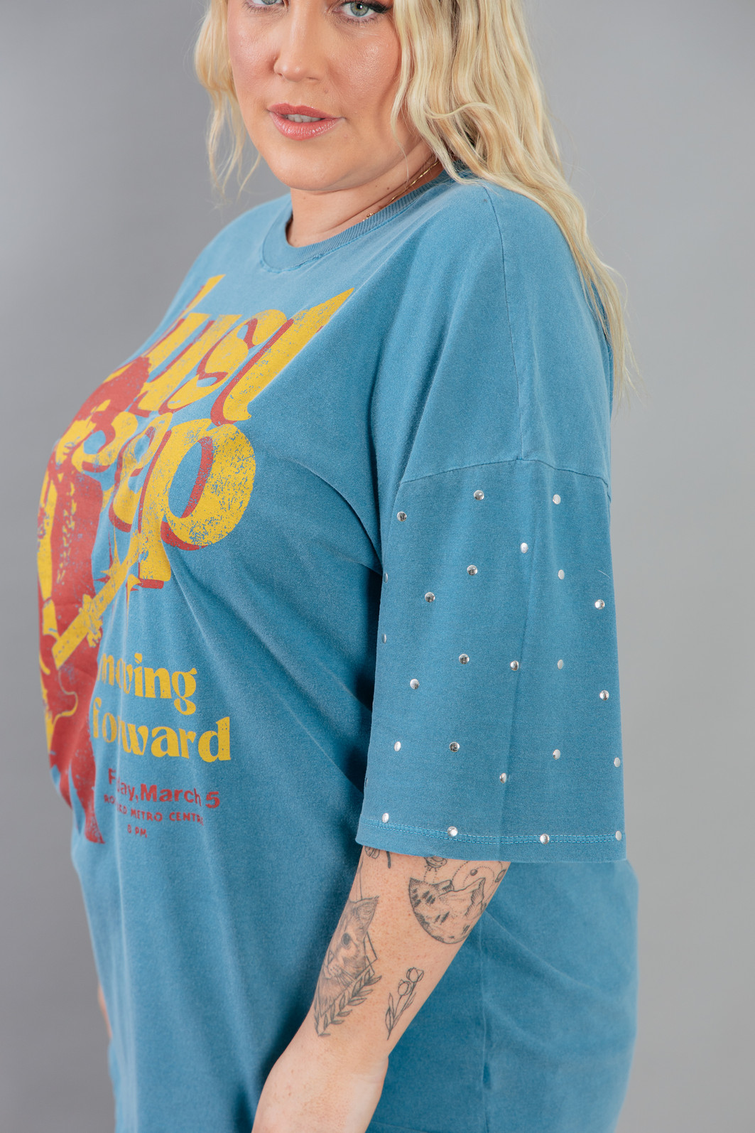 CAMISETA T-SHIRT VINTAGE AZUL COM TACHAS NA MANGA JUST KEEP CAMISETA T-SHIRT VINTAGE AZUL COM TACHAS NA MANGA JUST KEEP