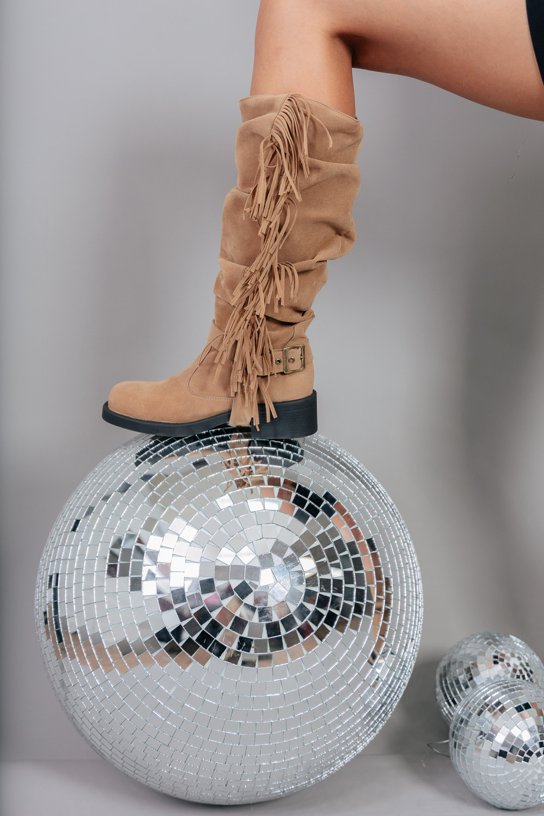 BOTA EM CAMURÇA MARROM COM FRANJAS BOTA EM CAMURÇA MARROM COM FRANJAS