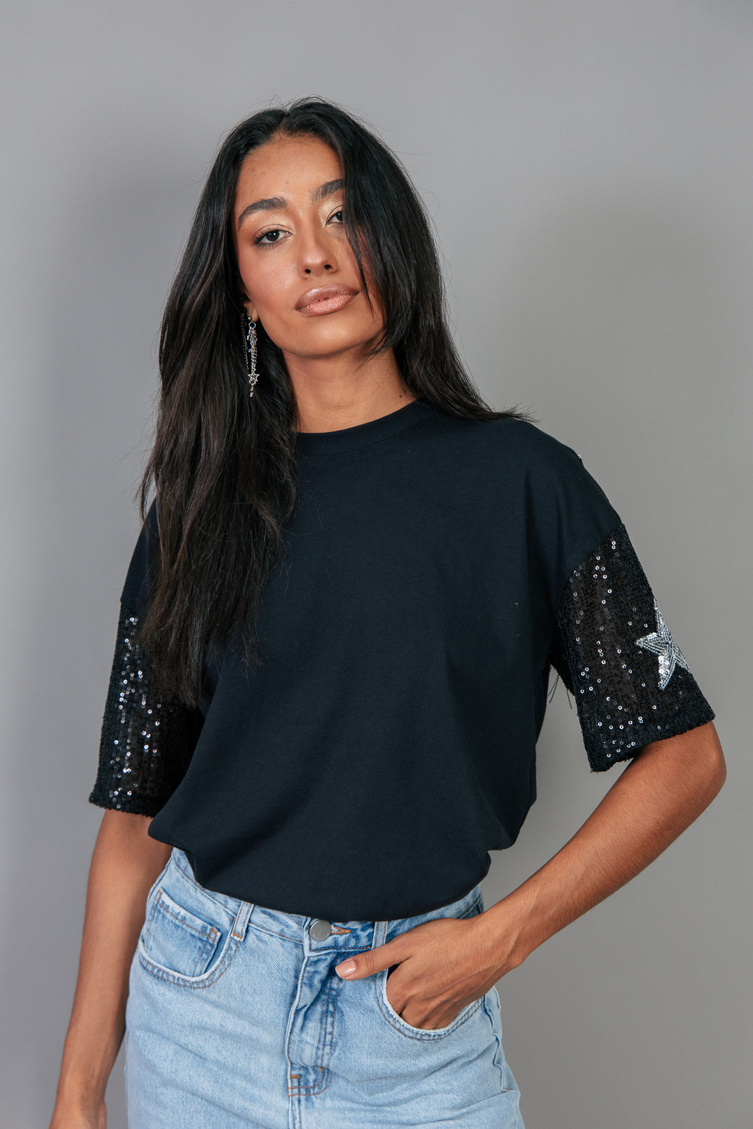 T-SHIRT VINTAGE COM PAETÊS E MALHA COM BORDADO E FRANJAS