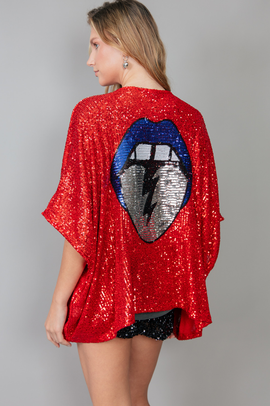 KIMONO AMPLO DE PAETÊ VERMELHO COM BORDADO MOUTH