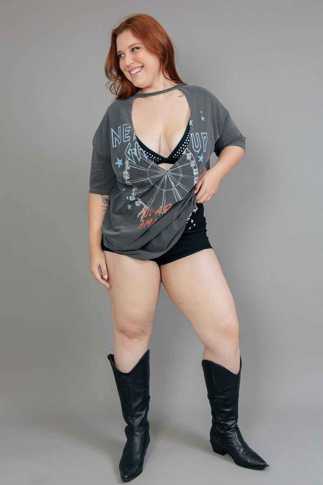 CAMISETA T-SHIRT OVERSIZED CHUMBO COM DECOTE NEVER GIVE UP