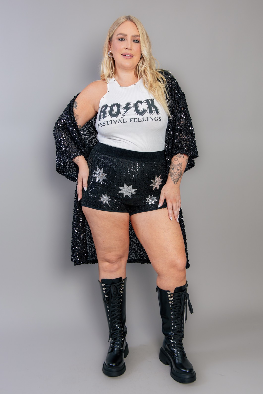 SHORT HOT PANT PAETÊ PRETO COM BORDADO DE ESTRELAS PRATA