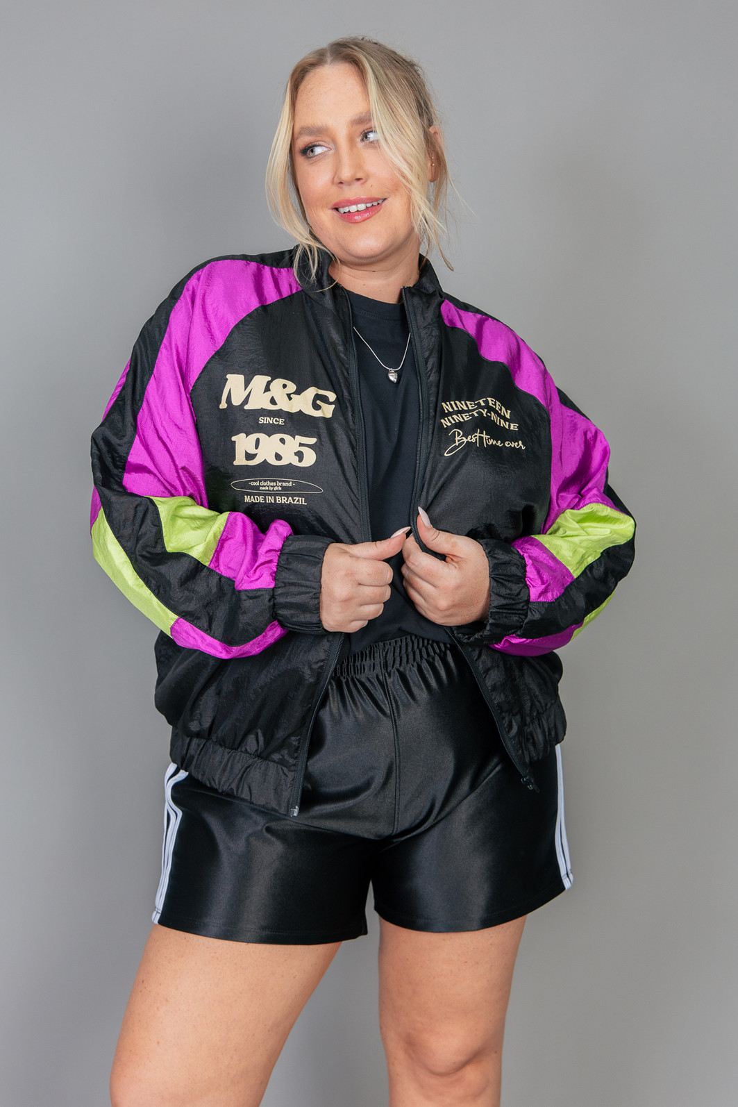 JAQUETA ESPORTIVA COM RECORTES COLORIDA NINETEEN