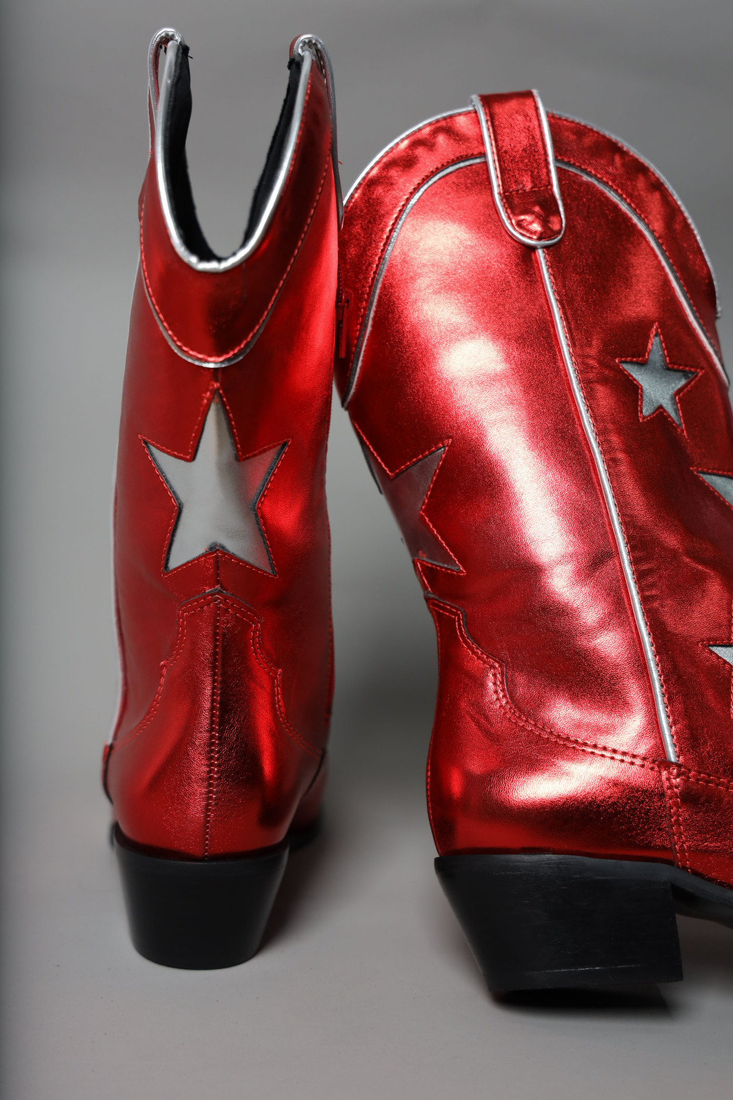 BOTA WESTERN METALIZADA VERMELHA COM ESTRELAS PRATA BOTA WESTERN METALIZADA VERMELHA COM ESTRELAS PRATA