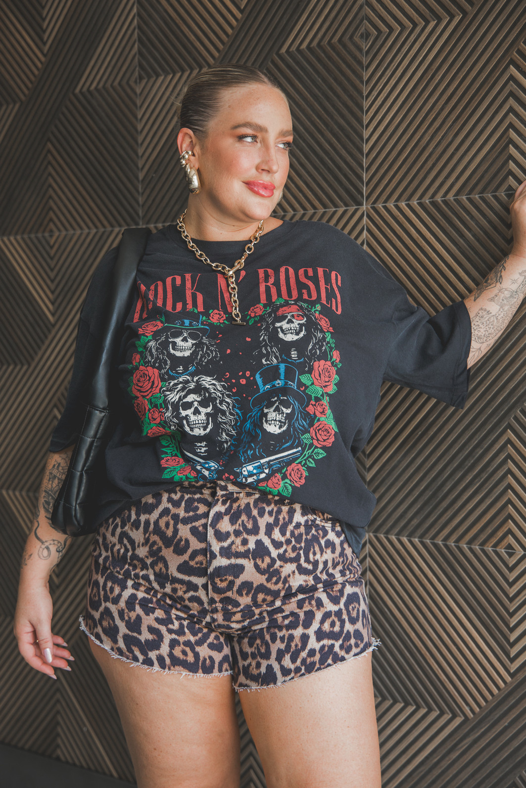 CAMISETA T-SHIRT VINTAGE PRETA ESTONADA GUNS