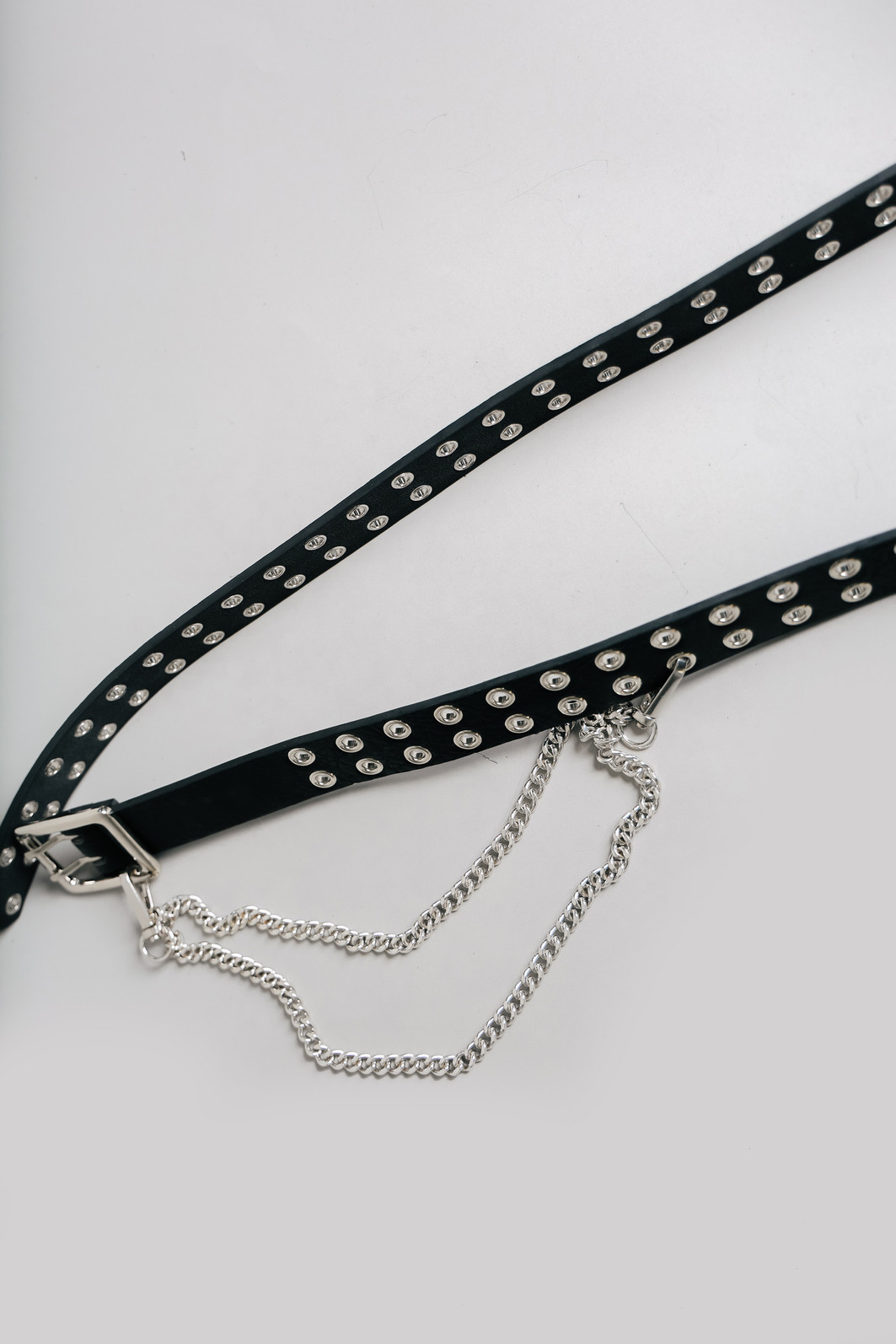 CINTO PRETO DUPLO ILHOSES E CORRENTE