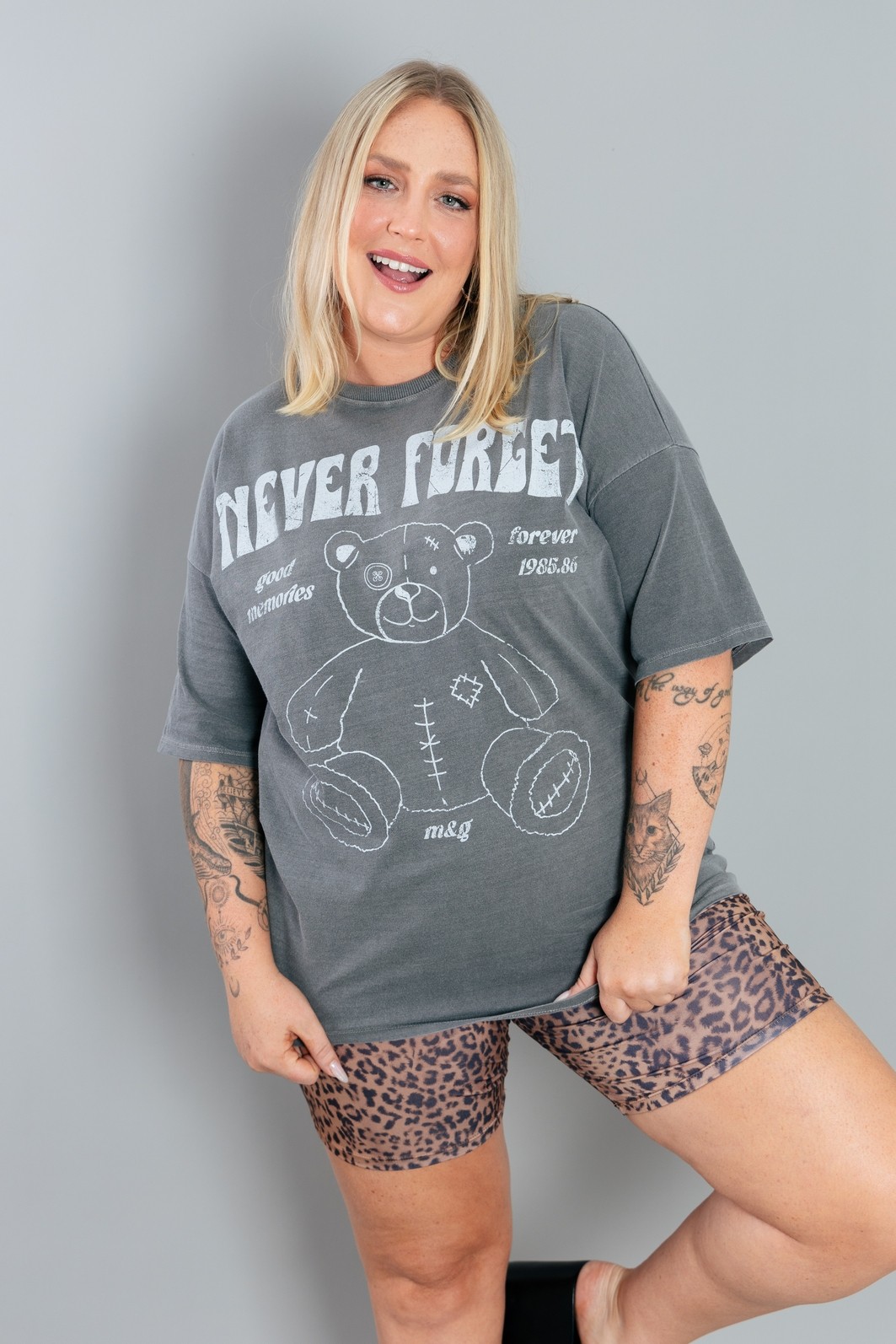 CAMISETA T-SHIRT OVERSIZED CINZA NEVER FORGET