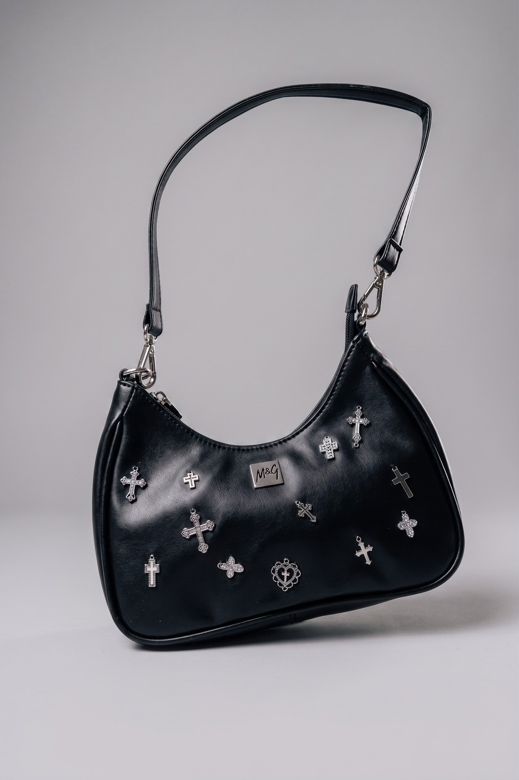 BOLSA DE NAPA PRETA COM PINGENTES DE CRUZ BOLSA DE NAPA PRETA COM PINGENTES DE CRUZ