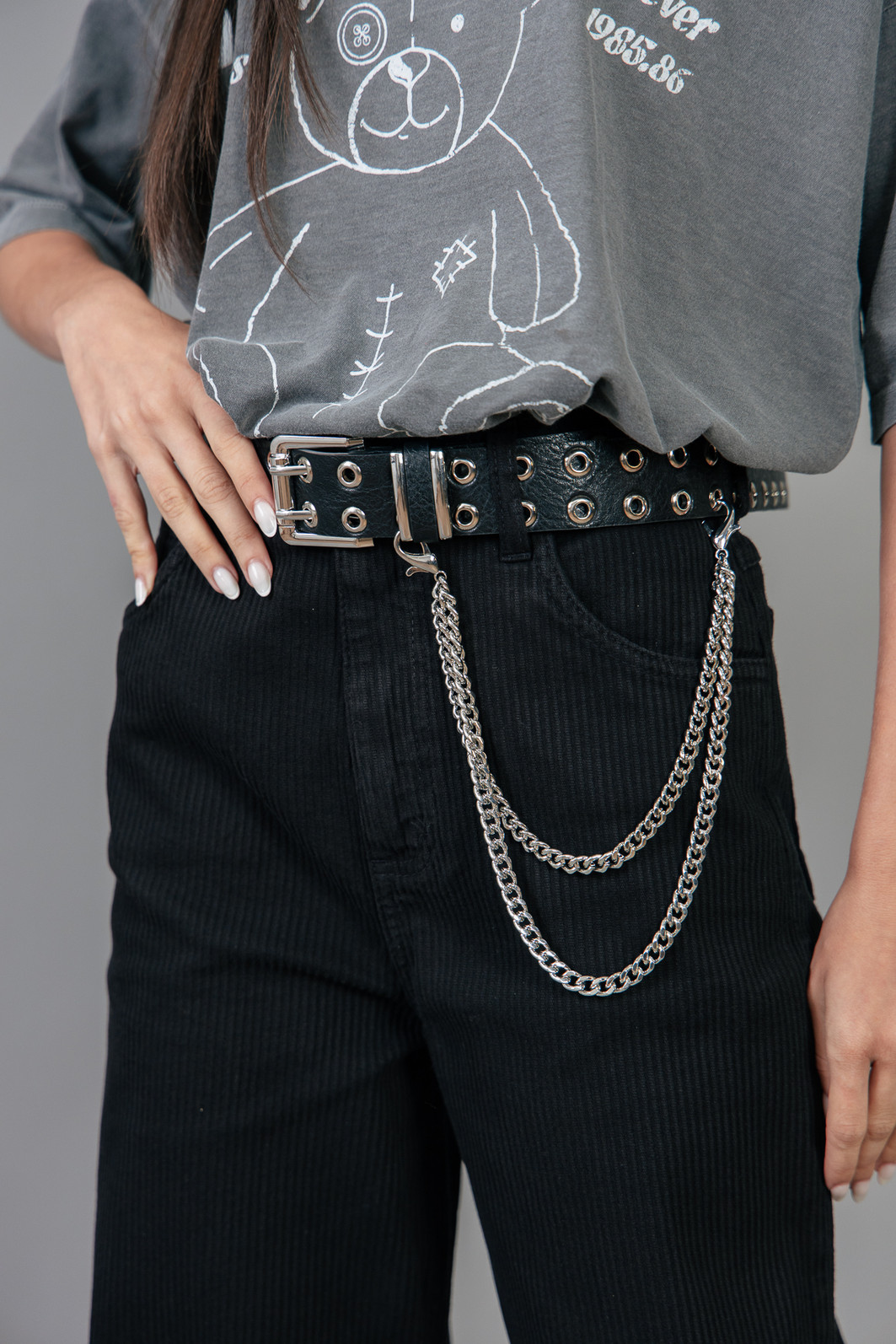 CINTO PRETO DE ILHOSES COM CORRENTE DUPLA PRATA