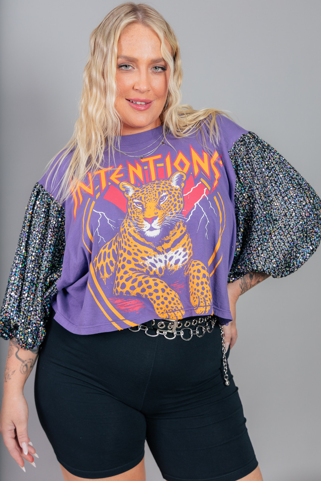 CAMISETA CROPPED ROXA COM MANGAS BUFANTES DE PAETÊ INTENTIONS CAMISETA CROPPED ROXA COM MANGAS BUFANTES DE PAETÊ INTENTIONS