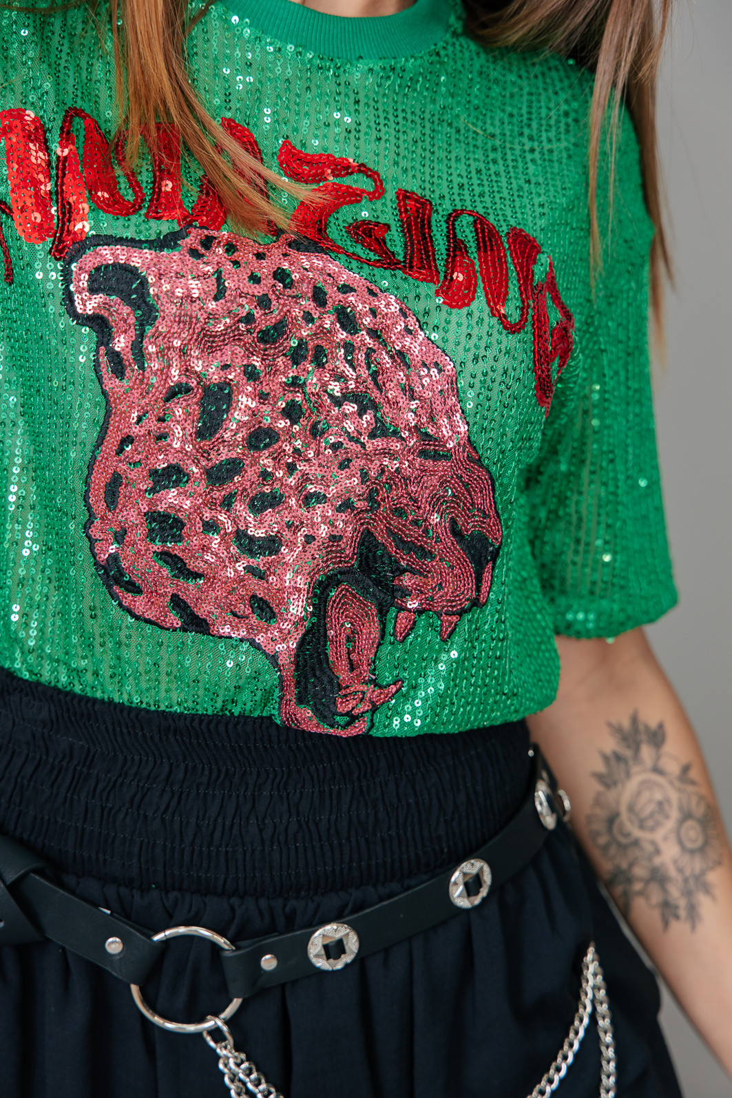 T-SHIRT VINTAGE DE PAETÊS VERDE COM BORDADO FRENTE AMAZING T-SHIRT VINTAGE DE PAETÊS VERDE COM BORDADO FRENTE AMAZING