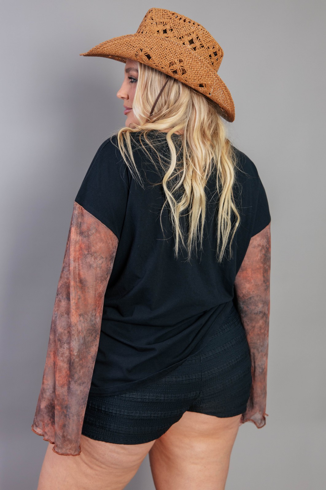 BLUSA PRETA COM MANGAS AMPLAS EM TULE ROCK BLUSA PRETA COM MANGAS AMPLAS EM TULE ROCK