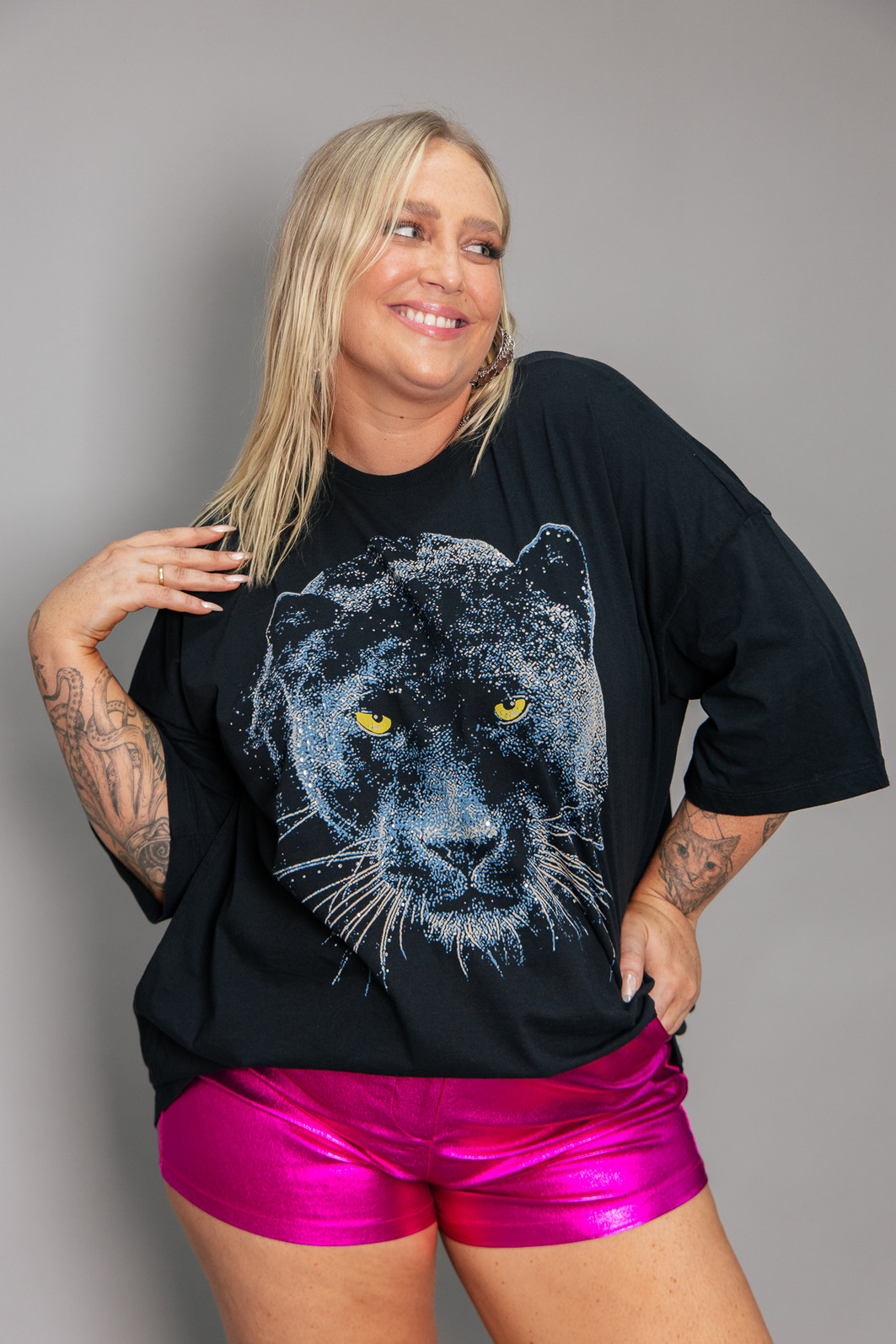 T-SHIRT OVERSIZED PRETA PANTHER COM CRISTAIS T-SHIRT OVERSIZED PRETA PANTHER COM CRISTAIS