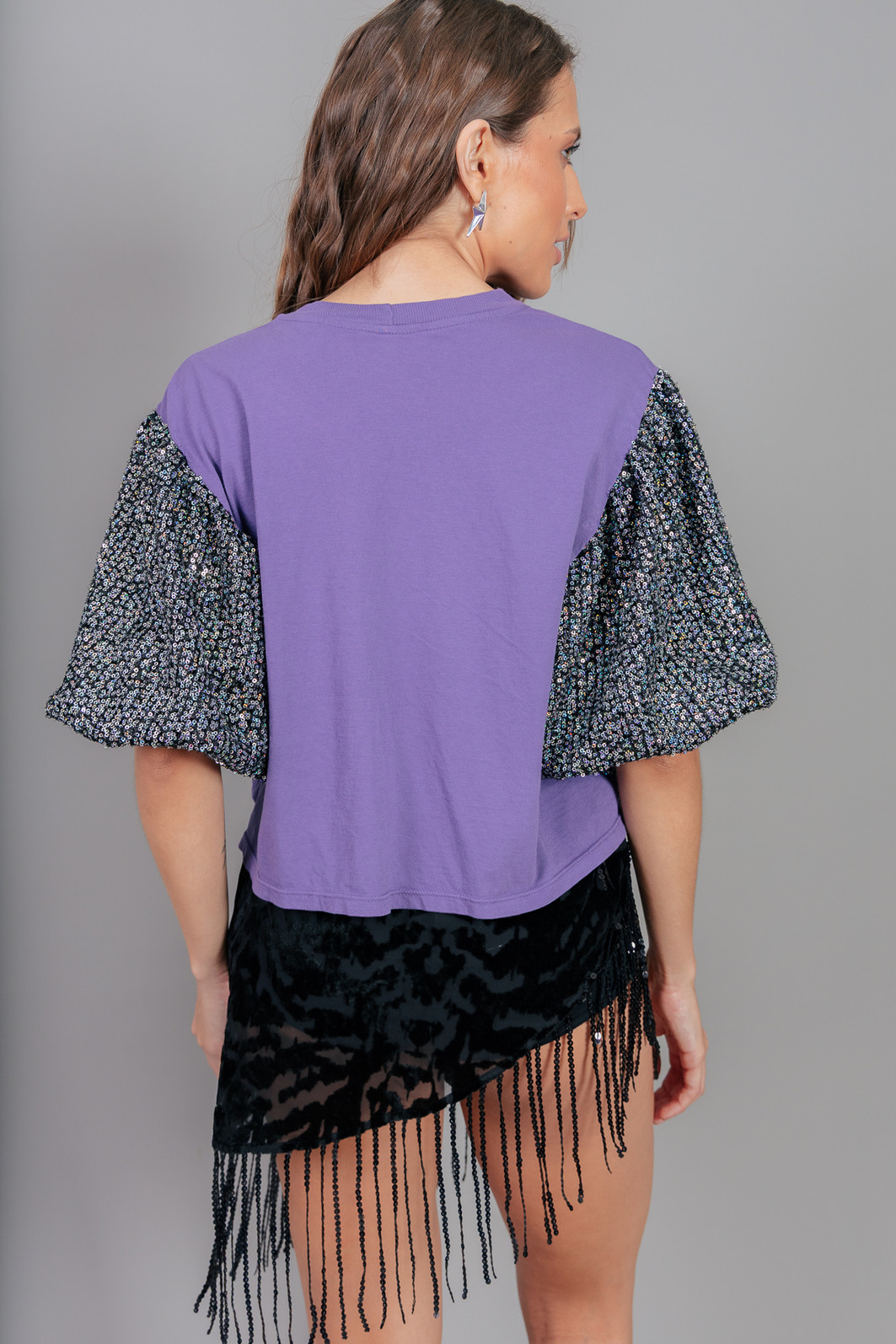 CAMISETA CROPPED ROXA COM MANGAS BUFANTES DE PAETÊ INTENTIONS CAMISETA CROPPED ROXA COM MANGAS BUFANTES DE PAETÊ INTENTIONS