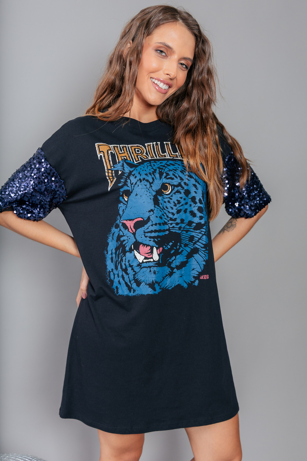 VESTIDO CAMISETÃO PRETO COM MANGAS DE PAETÊ THRILLING VESTIDO CAMISETÃO PRETO COM MANGAS DE PAETÊ THRILLING