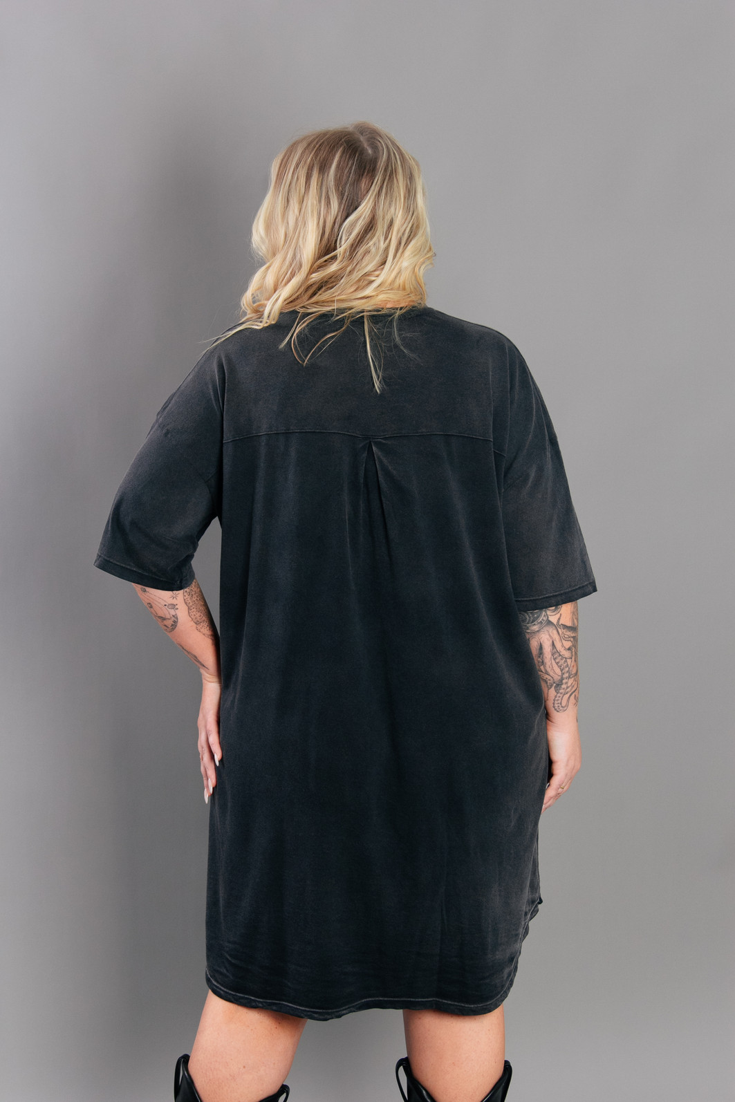 VESTIDO AMPLO COM PREGA COSTAS PRETO MARMORIZADO POSSIBLE VESTIDO AMPLO COM PREGA COSTAS PRETO MARMORIZADO POSSIBLE