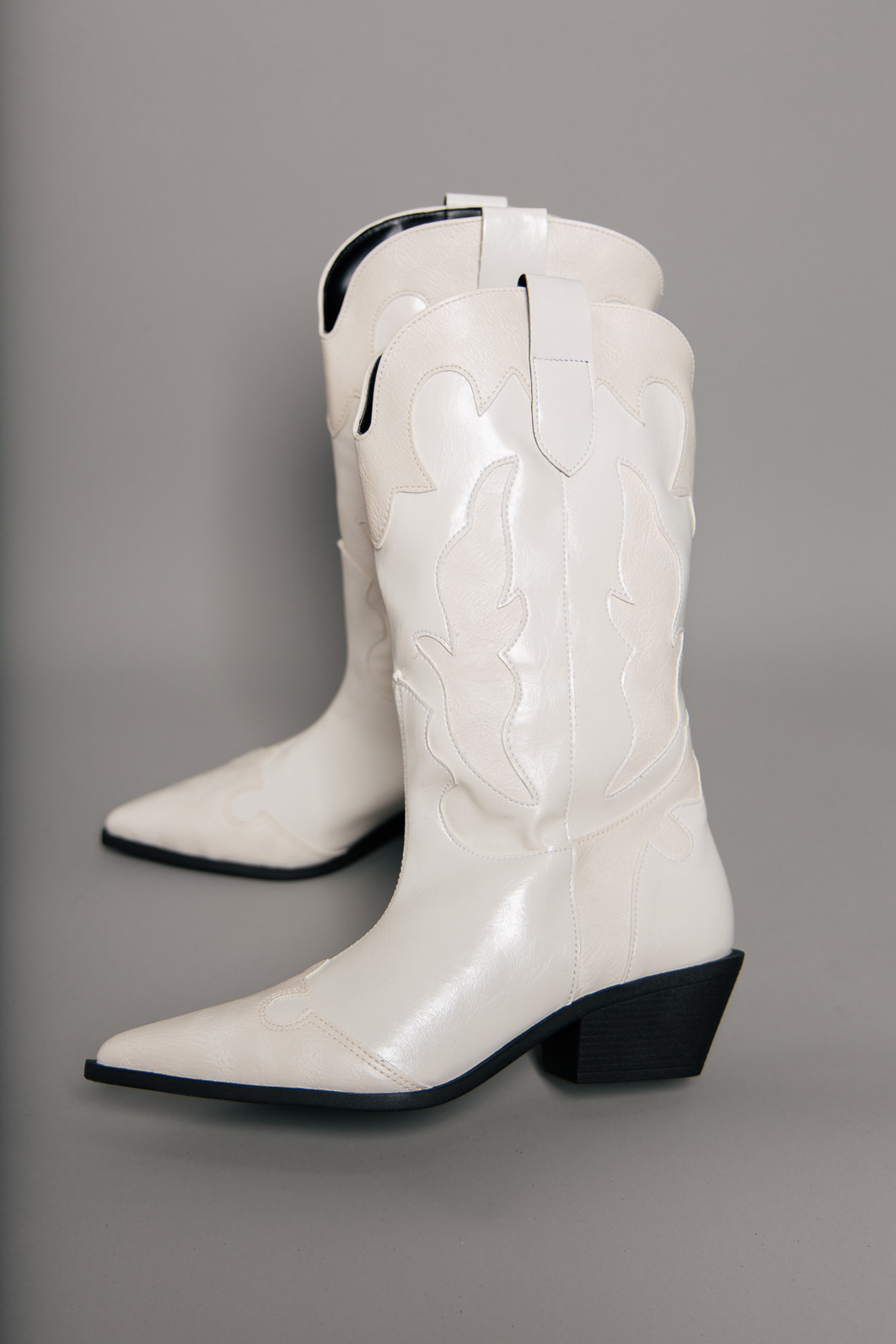 BOTA WESTERN COM BORDADO OFF WHITE BOTA WESTERN COM BORDADO OFF WHITE