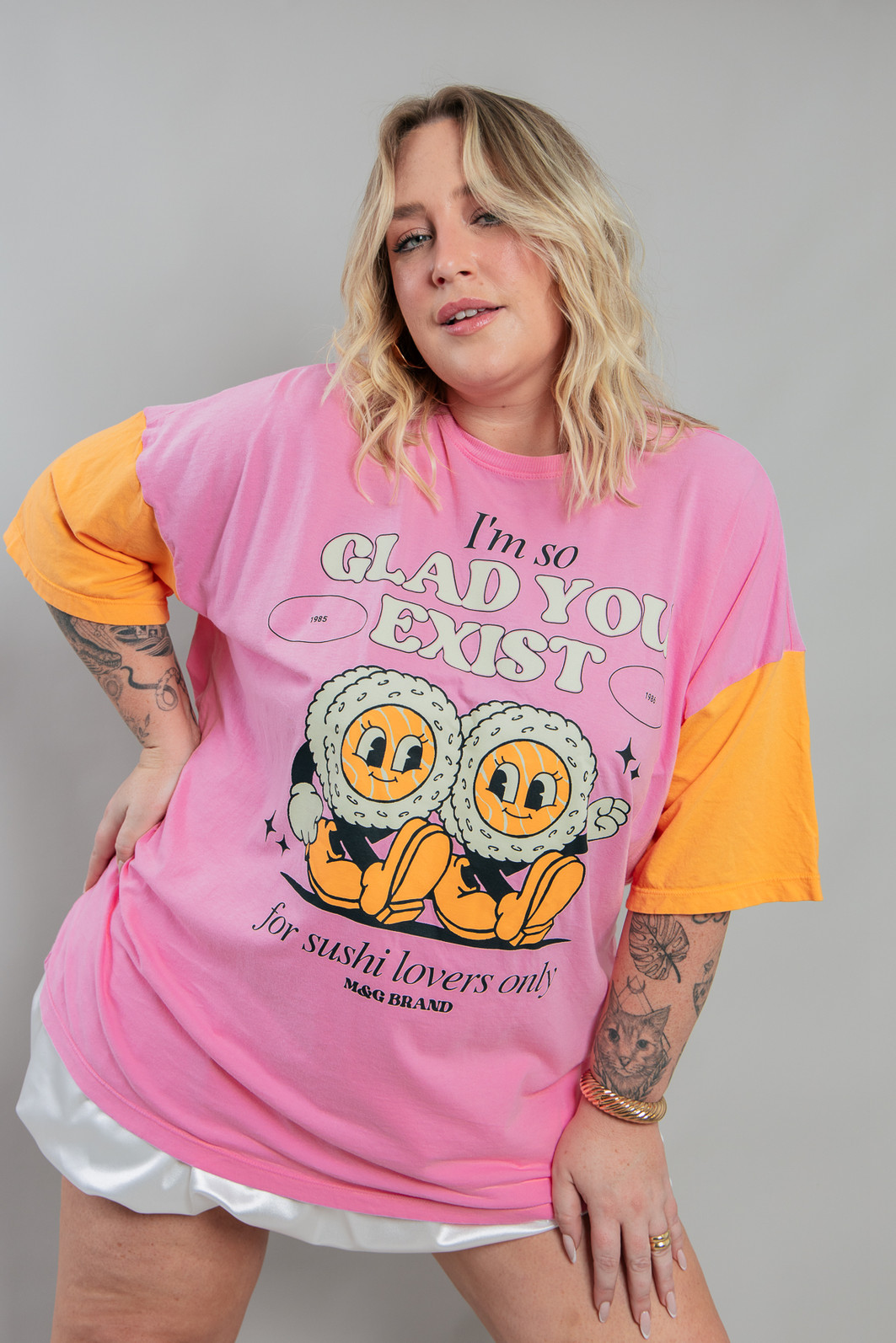 CAMISETA T-SHIRT OVERSIZED ROSA COM MANGAS LARANJAS SUSHI