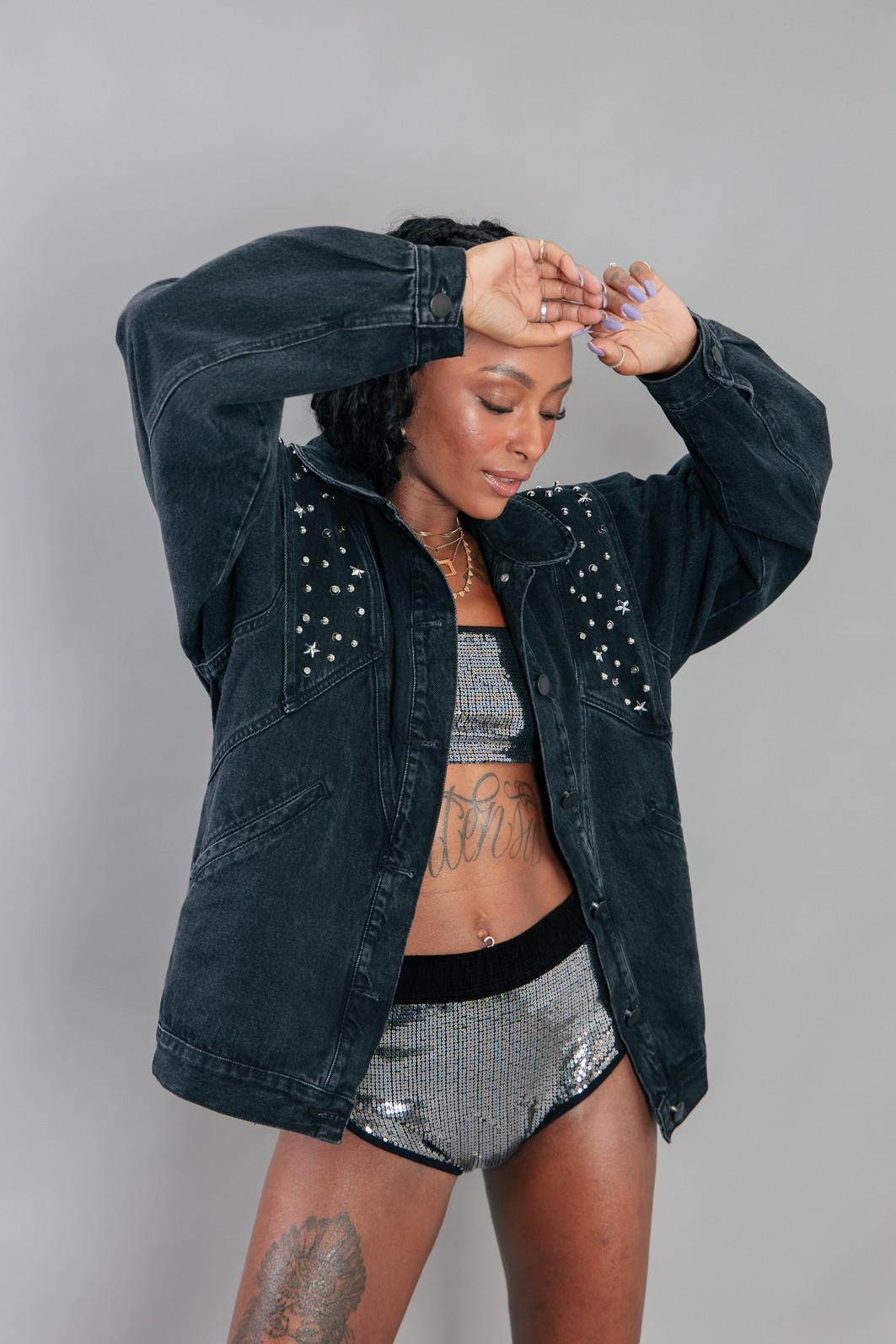 JAQUETA PRETA OVERSIZED 80S COM APLIQUES JAQUETA PRETA OVERSIZED 80S COM APLIQUES