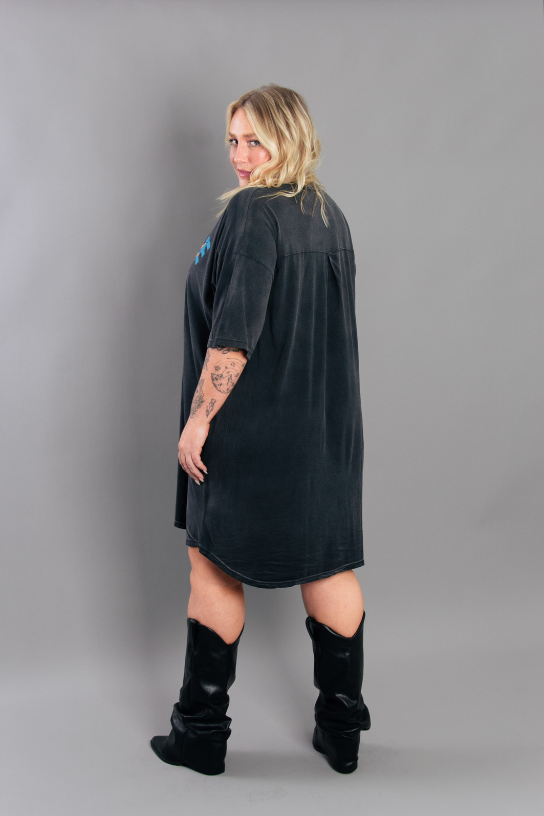 VESTIDO AMPLO COM PREGA COSTAS PRETO MARMORIZADO POSSIBLE VESTIDO AMPLO COM PREGA COSTAS PRETO MARMORIZADO POSSIBLE