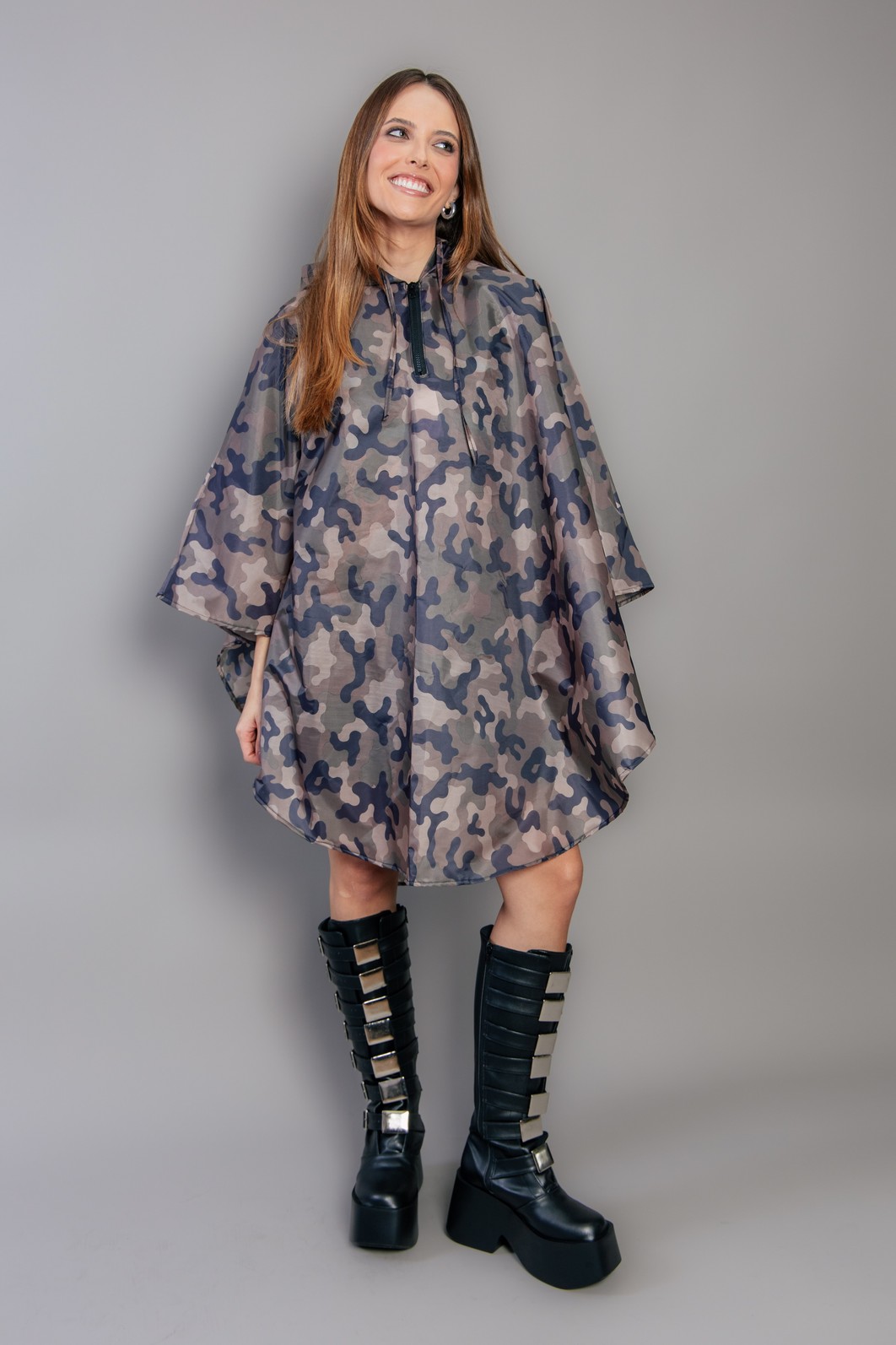 CAPA DE CHUVA COM CAPUZ CAMUFLADO CAPA DE CHUVA COM CAPUZ CAMUFLADO