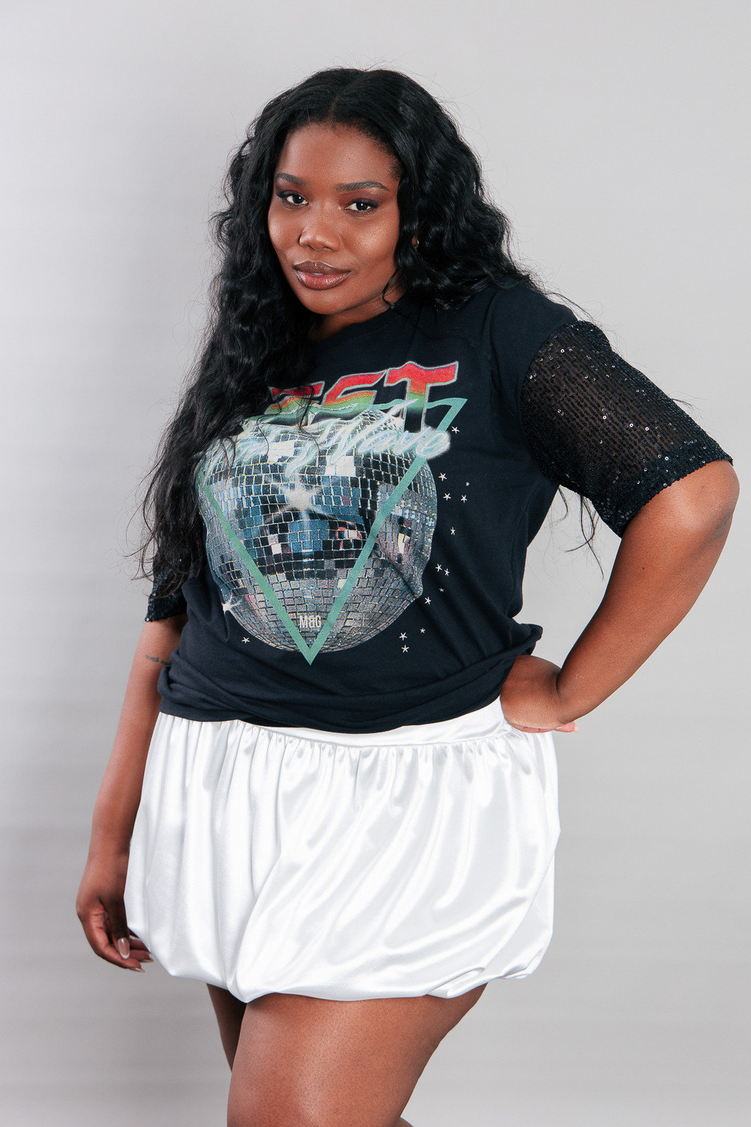 CAMISETA T-SHIRT VINTAGE PRETA COM MANGAS PAETÊS BEST CAMISETA T-SHIRT VINTAGE PRETA COM MANGAS PAETÊS BEST