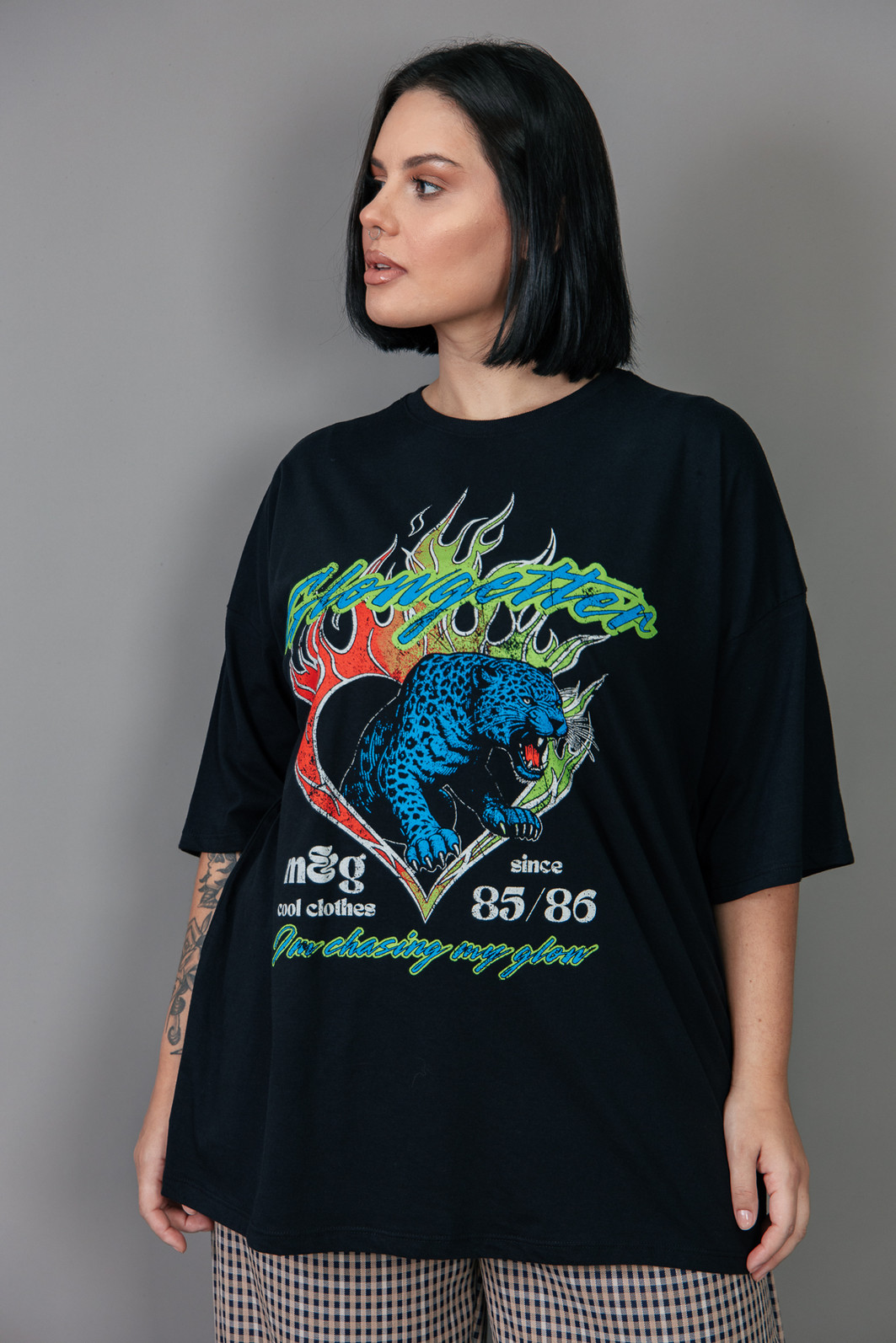T-SHIRT OVERSIZED PRETA GLOWGETTER