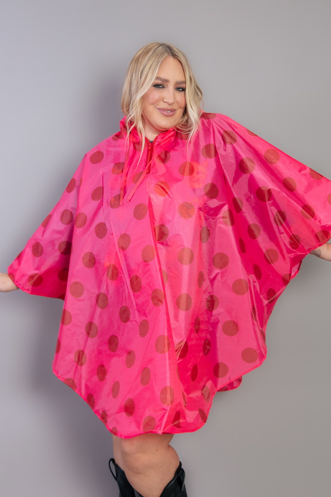 CAPA DE CHUVA COM CAPUZ DE POÁ ROSA E VERMELHO CAPA DE CHUVA COM CAPUZ DE POÁ ROSA E VERMELHO