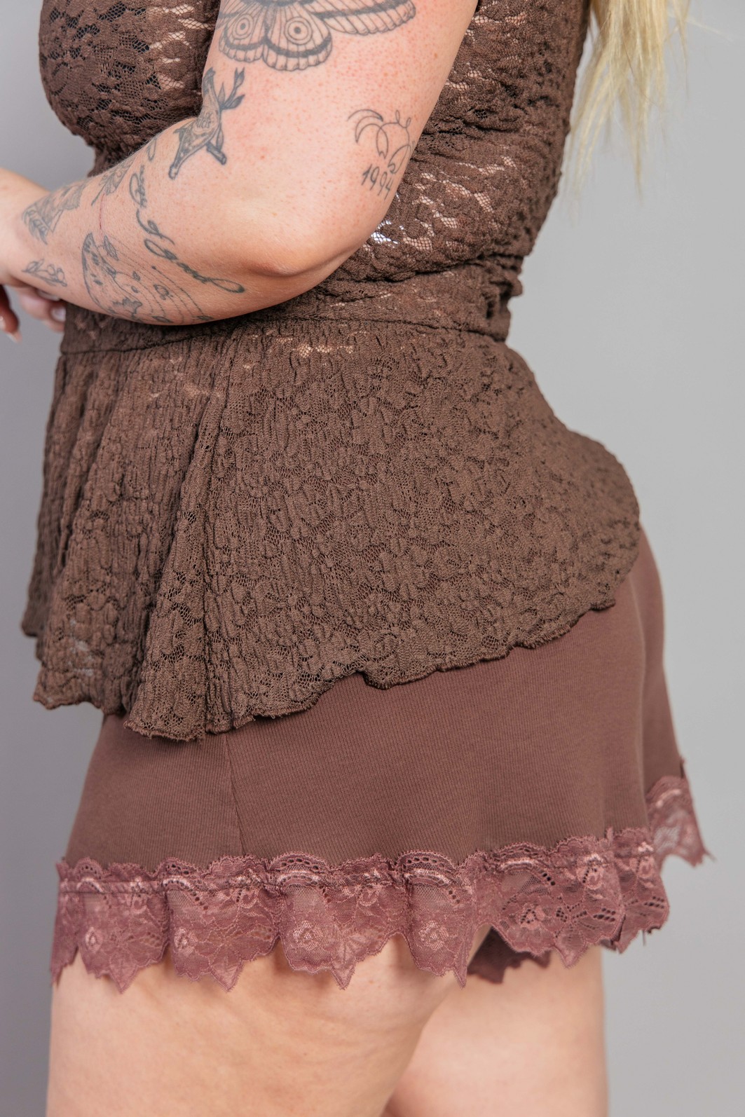 SHORT DE MALHA TINGIDO COM RENDA MARROM SHORT DE MALHA TINGIDO COM RENDA MARROM