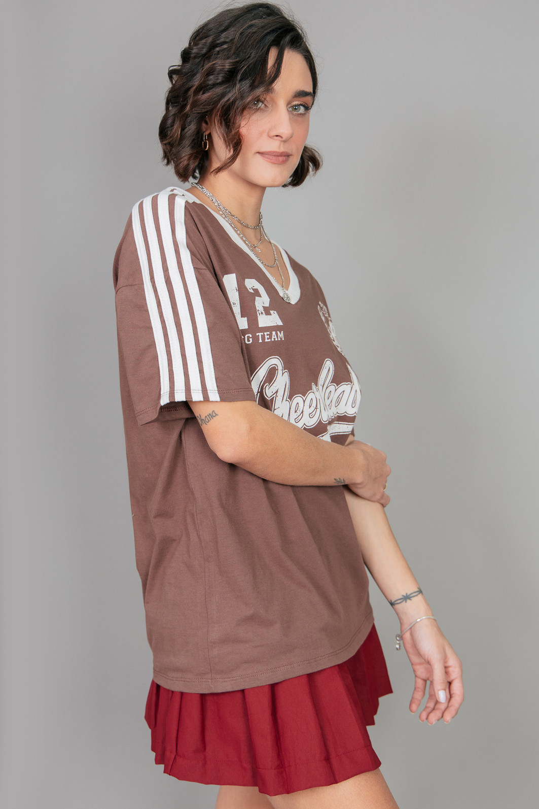 CAMISETA DECOTE V VINTAGE MARROM CHEERLEADER
