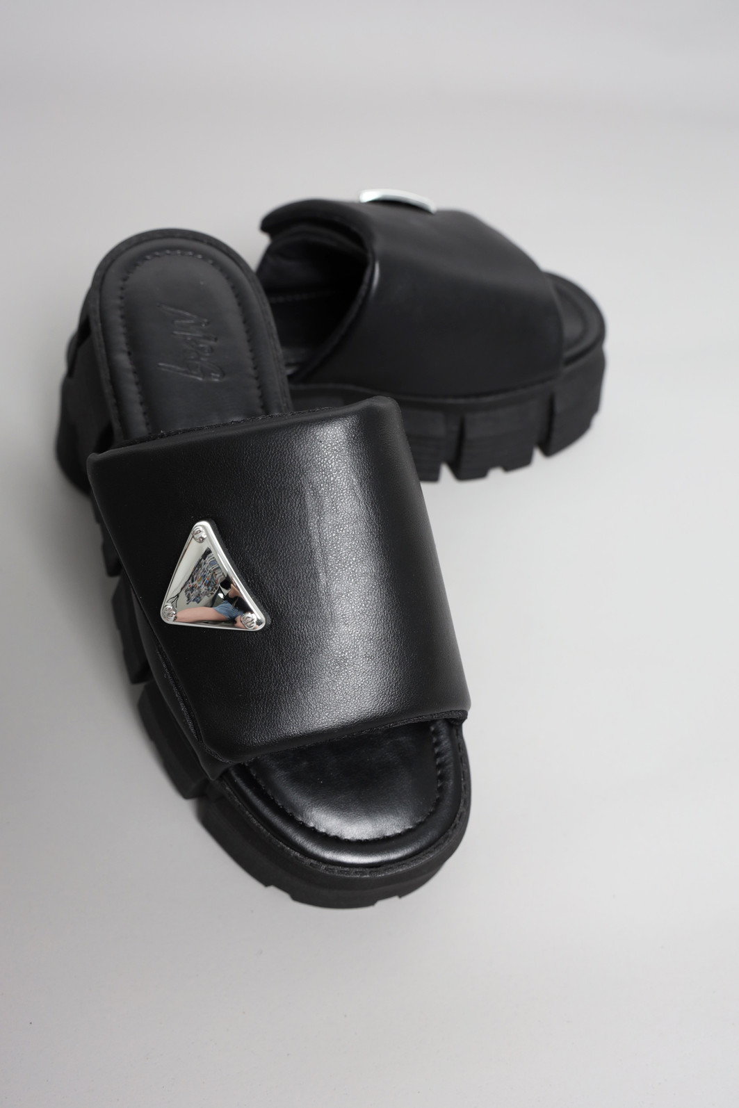 TAMANCO DE PLATAFORMA PRETO COM VELCRO