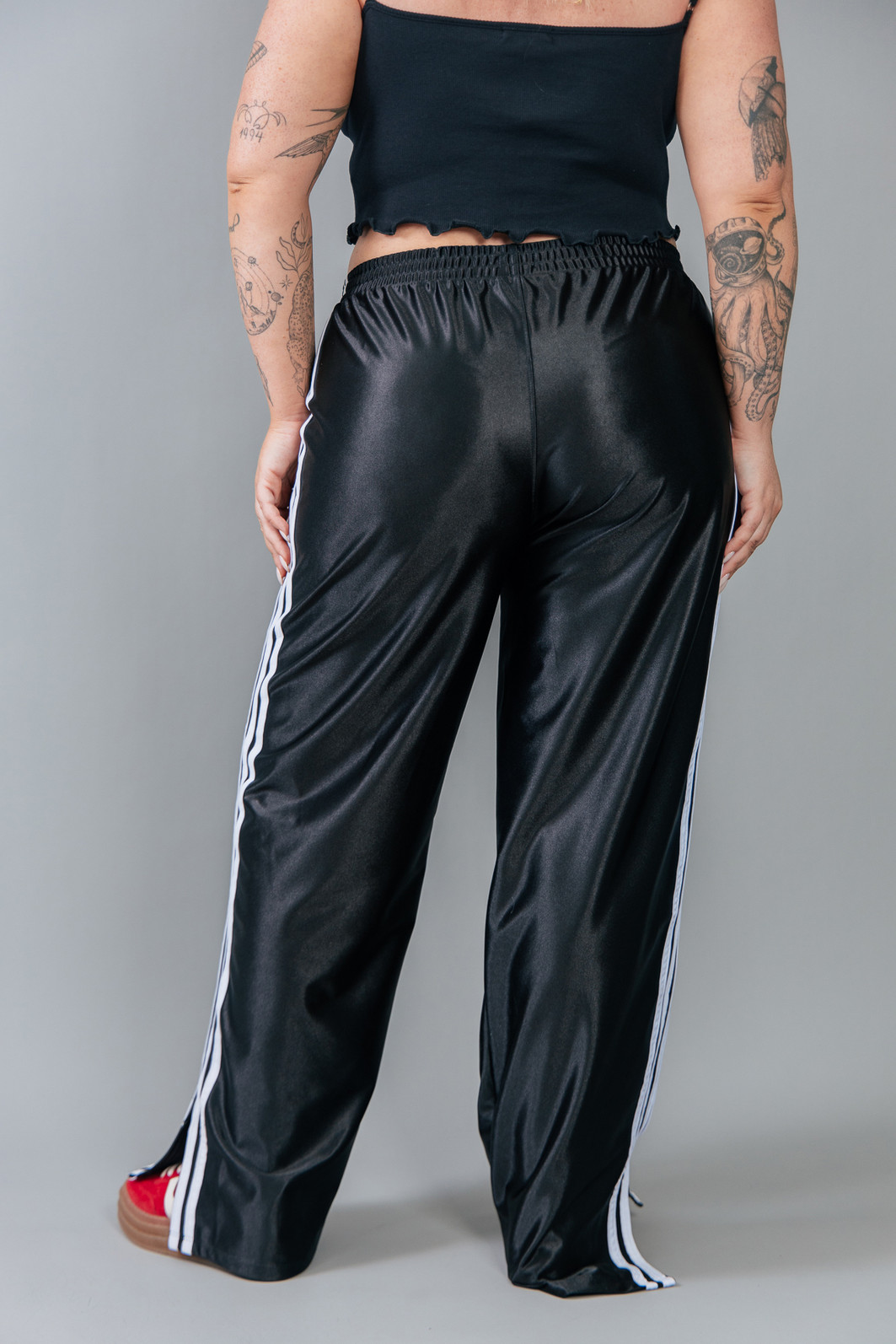 CALÇA SPORT PRETA COM LISTRAS