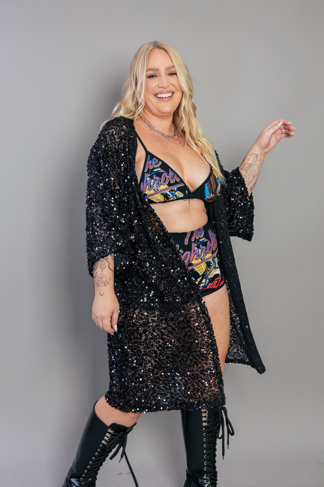 KIMONO ALONGADO DE PAETÊ COM CANUTILHO PRETO KIMONO ALONGADO DE PAETÊ COM CANUTILHO PRETO