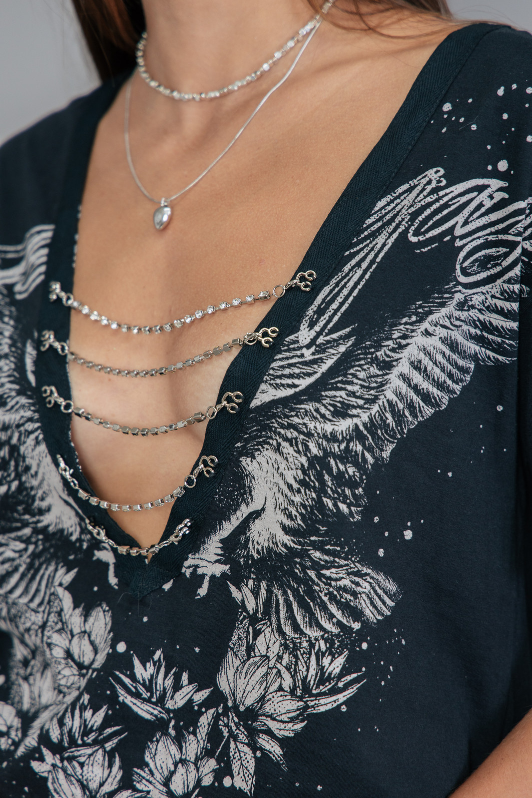 T-SHIRT VINTAGE PRETA DECOTE V COM CORRENTES EAGLE T-SHIRT VINTAGE PRETA DECOTE V COM CORRENTES EAGLE