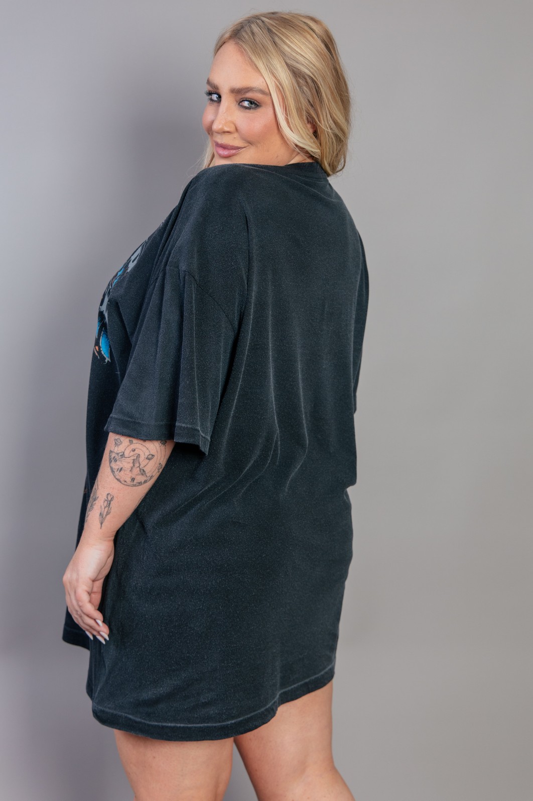 VESTIDO CAMISETÃO PRETO COM APLIQUES FOREVER VESTIDO CAMISETÃO PRETO COM APLIQUES FOREVER