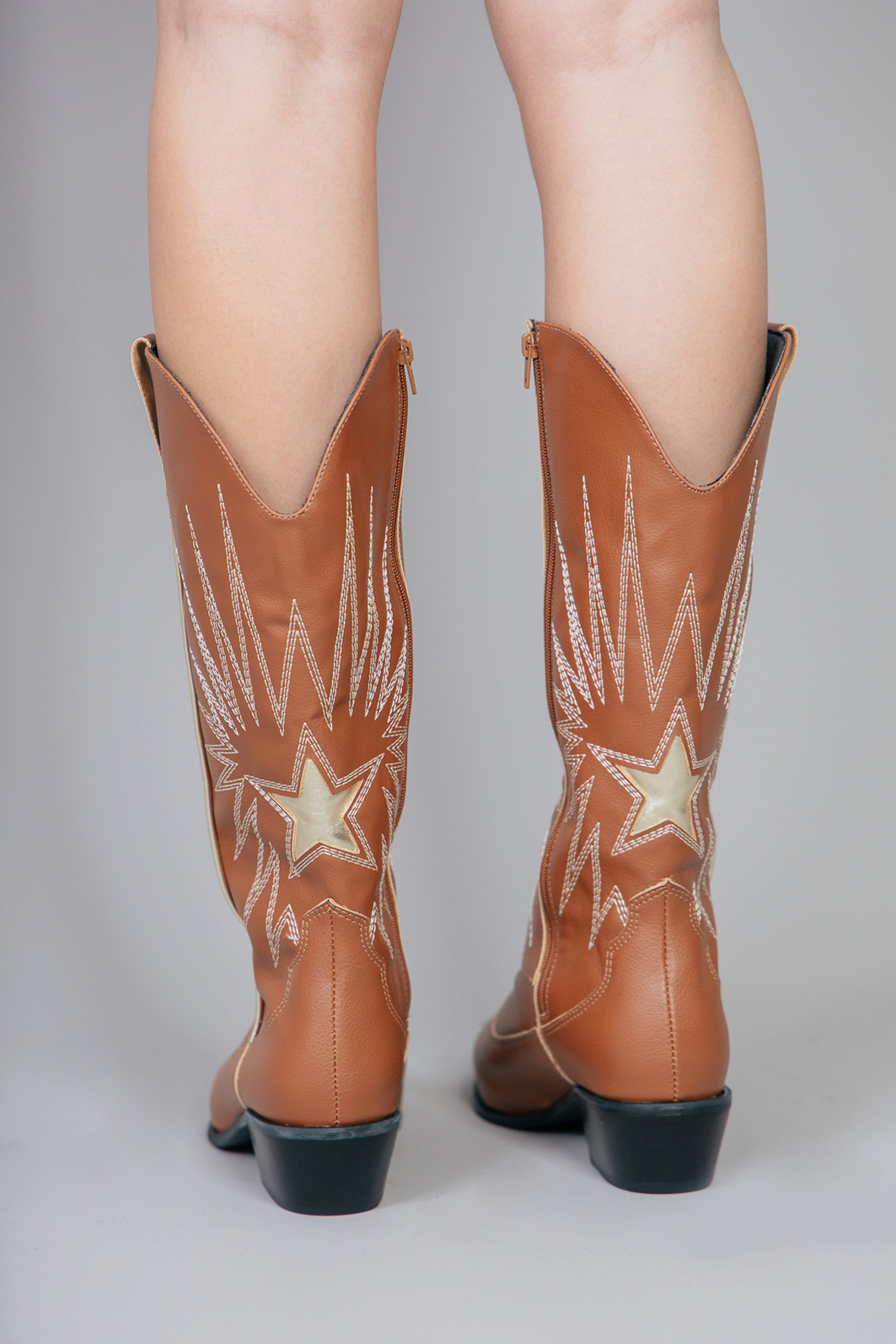 BOTA WESTERN BORDADA SPARKLE CARAMELO BOTA WESTERN BORDADA SPARKLE CARAMELO